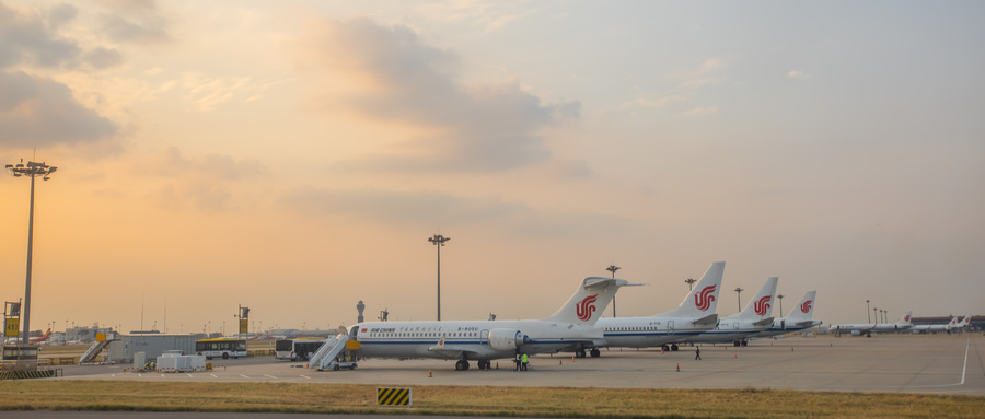 1711615713983306CC74.jpg 攝圖網(wǎng)_501671327_大氣北京首都機場停機坪(企業(yè)商用).jpg